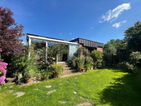 Freistehender Bungalow mit schönem Garten, Wintergarten, Sauna und Garage in ruhiger Wohnlage, 41466 Neuss, Einfamilienhaus